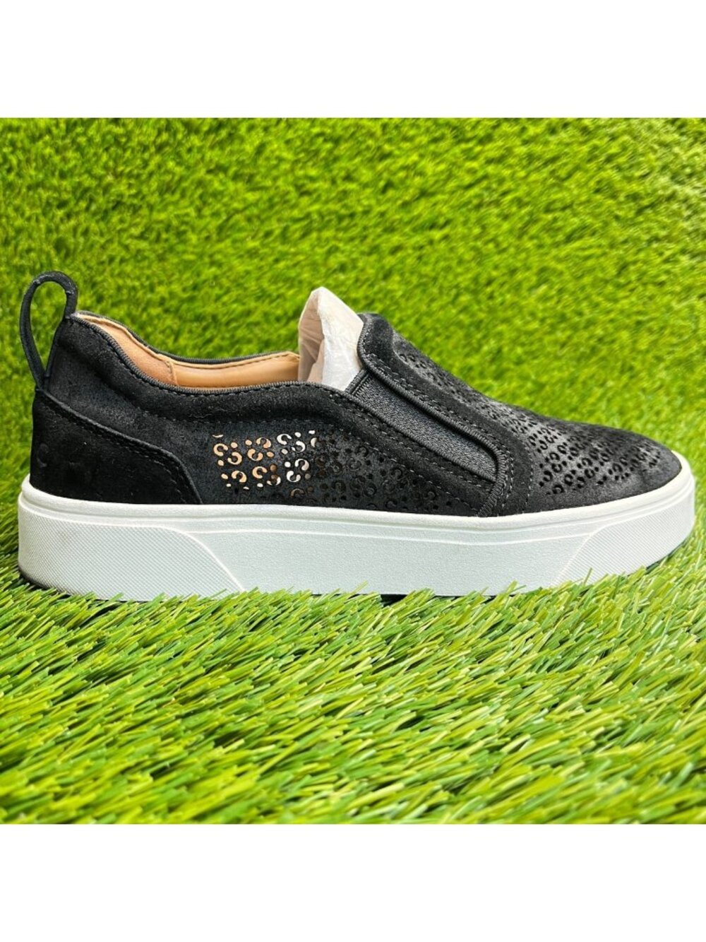 Vionic Kimmie Perf Womens Size 6 Black Casual Outdoor Slip On Shoes Sneakers